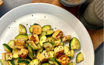 ZUCCHINI-SALAT MIT HALLOUMI, TAHINI & MINZE
