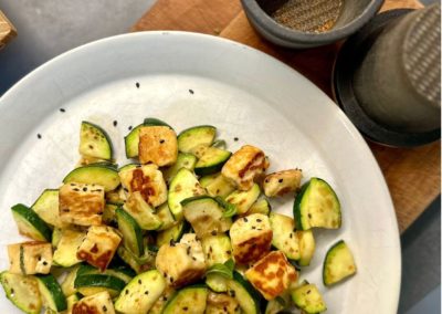 ZUCCHINI-SALAT MIT HALLOUMI, TAHINI & MINZE