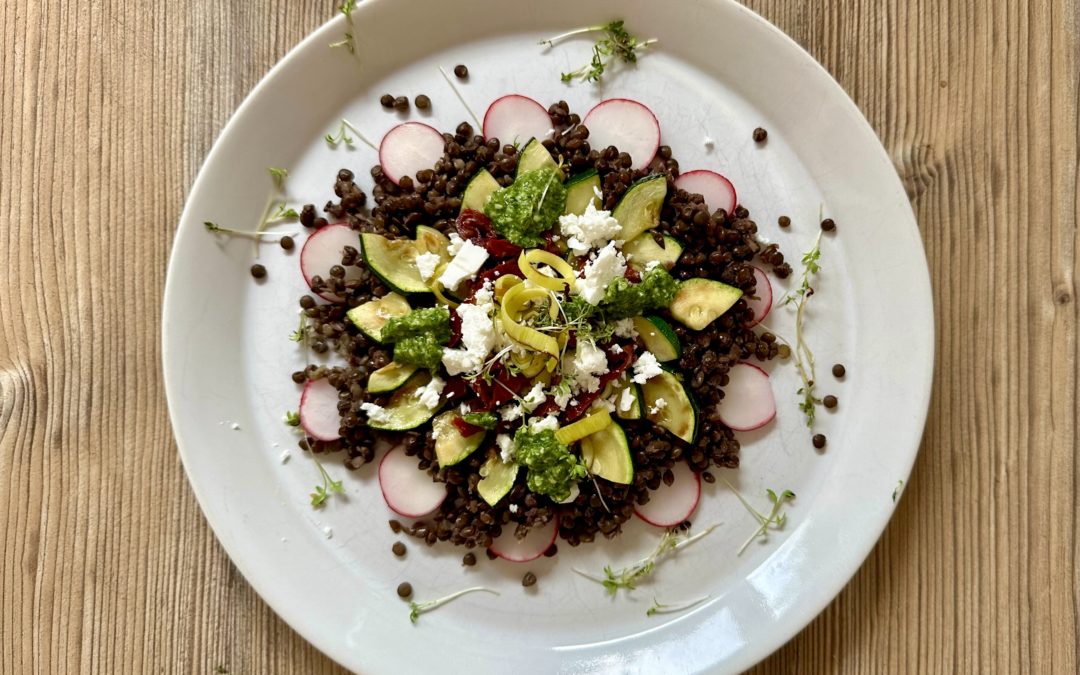 LINSENSALAT MIT GETROCKNETEN TOMATEN, FETA UND PESTO